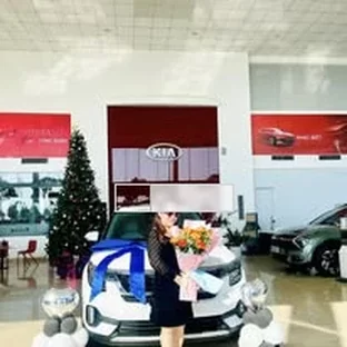Kia Quảng Ninh - Hoạt động hỗ trợ khách chọn xe tại Đông Triều.